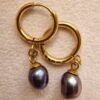 My Pearl Pair of Pearl Stitch Marker Earrings – Gold (Black Pearl)